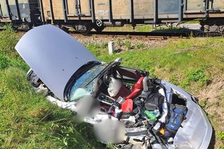 Osobowe BMW zmiażdżone przez lokomotywę. Nie żyje jedna osoba