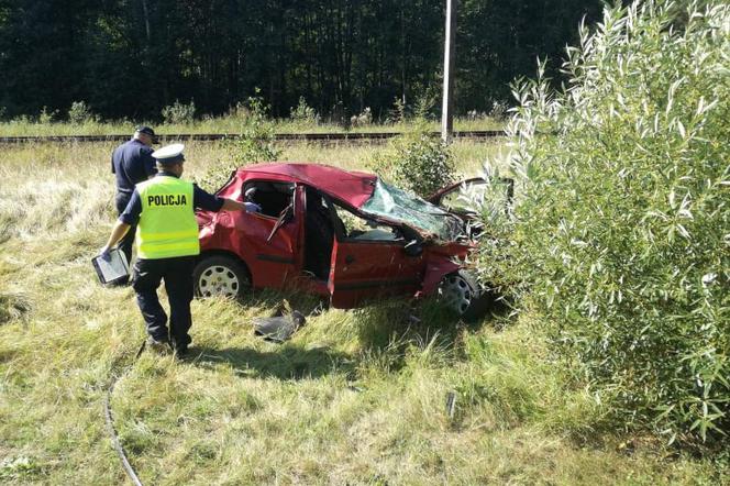 Wypadek na DK 65. Dachowanie peugeota. Kierowcę zabrał śmigłowiec LPR