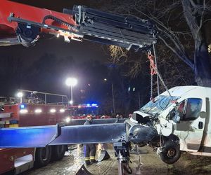 Kurier wjechał busem do miejskiej fosy. Akcja wyciągania pojazdu trwała kilka godzin 