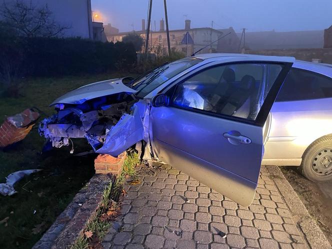 W Zaborowicach w pow. rawickim kierowca wjechał samochodem w słup