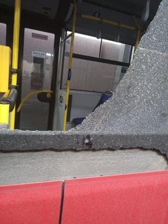 Policja szuka osoby, która strzelała z wiatrówki do autobusu w Żywcu