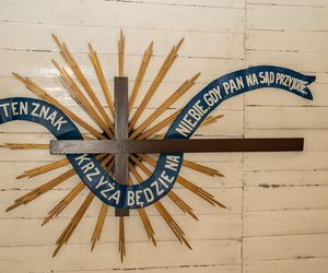 Drewniany kościół pw. św. Apostołów Szymona i Judy Tadeusza.