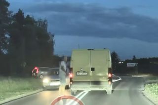 Agresywny kierowca w Stężycy na Kaszubach. Zablokował kobiecie przejazd i gonił ją polną drogą