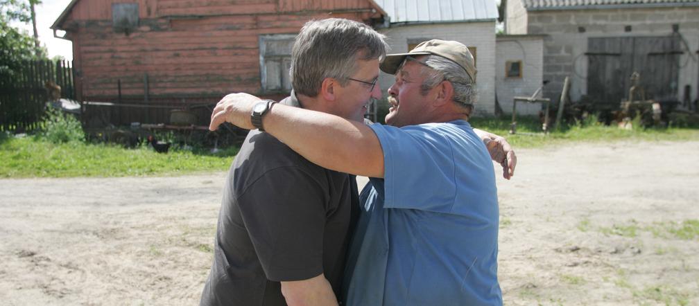 Bronisław Komorowski w Budzie Ruskiej z przyjacielem, sołtysem Bolesławem Jurkunem 