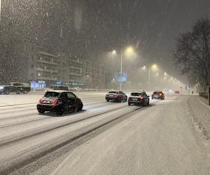 Silna śnieżyca w Warszawie. Miejscami było słychać grzmoty, na drogach ślizgawka
