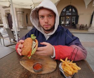 Książulo odwiedził najgorszą restaurację w Krakowie. Za burgera zapłacił... 82 złote. Podłe, jak za tę cenę [WIDEO]