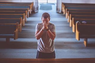 Modlitwa - pomaga wznowić relację z Bogiem. Dlatego powinno się ja praktykować
