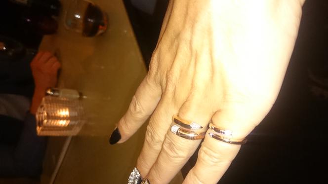 Narzeczony obsypał Minge diamentami