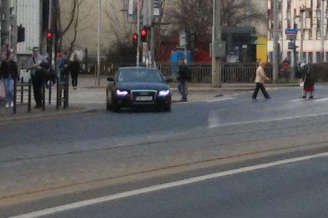 Młody Ukrainiec próbował wręczyć policjantom we Wrocławiu swój samochód jako łapówkę (zdjęcie poglądowe)