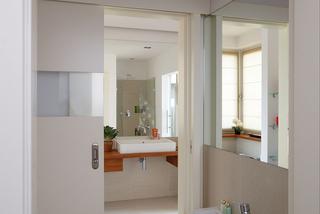 Minimalistyczna kremowa łaziwenka w stylu nowoczesnym