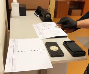 Starnowali bramę samochodem pancernym, obok lądował śmigłowiec z antyterrorystami. Spektakularna akcja policji na Mazowszu