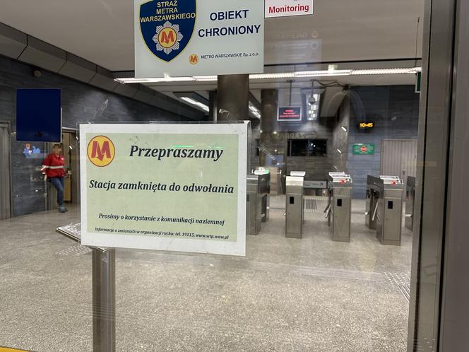 Horror w metrze! Stacja Ratusz Arsenał zamknięta. Pasażer rzucił się pod nadjeżdżający pociąg. Nie żyje