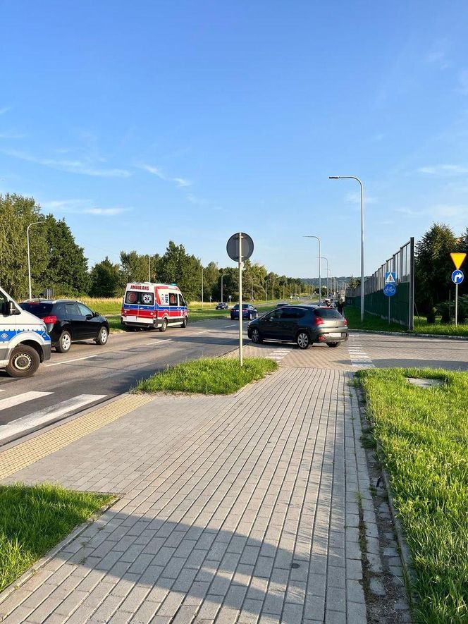 12-latka na rowerze potrącona na al. Jana Pawła II w Tarnowie. Dziecko trafiło do szpitala