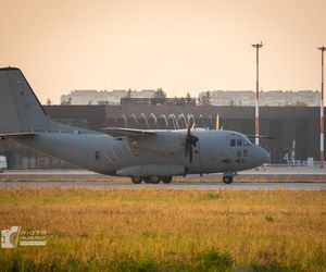 Wzruszający gest pilotów odlatujących z Radomia. Polska flaga na niebie dla „Slaba”