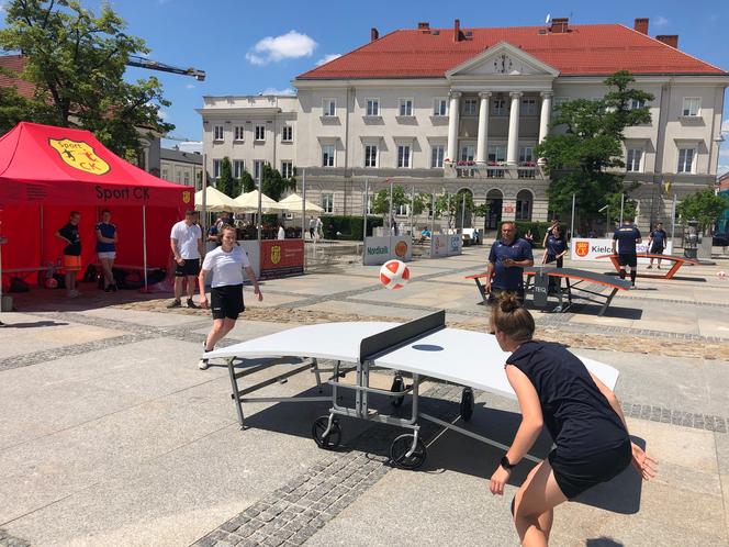 Turniej w teqball na kieleckim Rynku