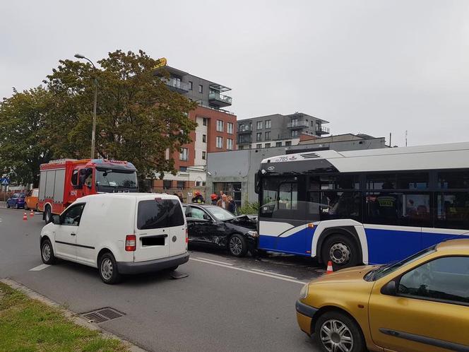 Czołowe zderzenie samochodu z autobusem w Krakowie
