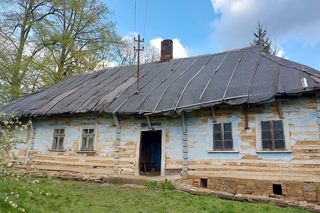 Zabytkowa chałupa powstała jeszcze za cesarza Franciszka Józefa. Drogowcy musieli ją przenieść