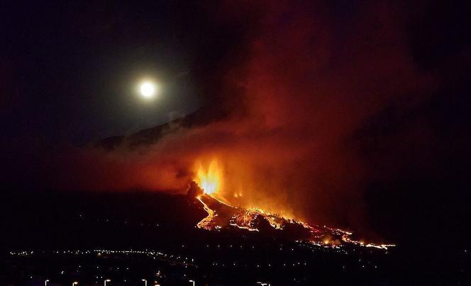 Wybuch wulkanu na Wyspach Kanaryjskich. Ludzie w panice uciekają przed lawą! Trwa ewakuacja mieszkańców [ZDJĘCIA, FILMY]