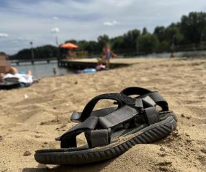 10-letni Timi utonął w jeziorze. Na plaży płoną znicze