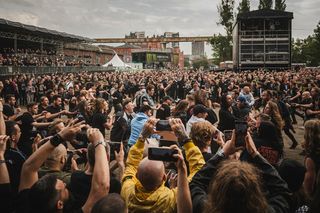 Pogo dziś jest już domeną koncertów hip-hopowych? Na AC/DC zakazy, na ostatnim występie Quebonafide publika ruszyła w tan!