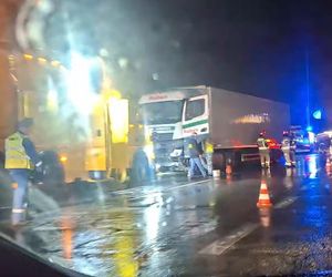 Trasa S1 zablokowana. TIR rozbił się o barierki