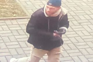 Okradł dwa sklepy jubilerskie w Małopolsce. Policja prosi o pomoc w ustaleniu jego tożsamości