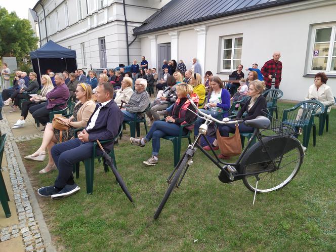 Spotkanie autorskie Artura Ziontka i koncert siedleckich artystów przy fontannie 18.08.2021