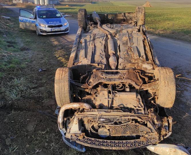 Horror podczas nauki jazdy. Auto braci dachowało!
