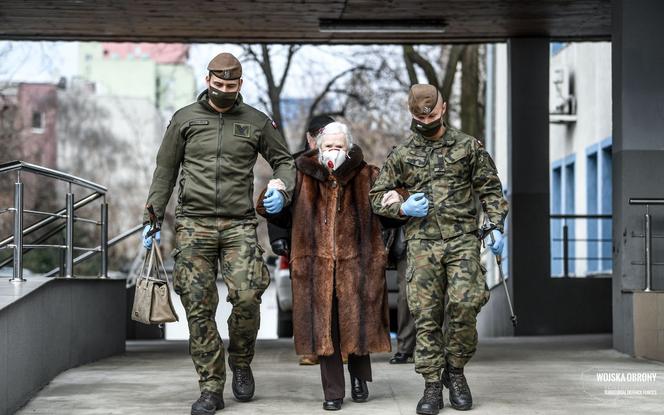 Terytorialsi pomagają seniorom zaszczepić się przeciw COVID-19