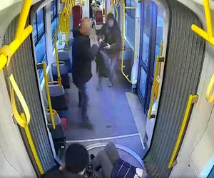 Szokujące sceny z tramwaju w Warszawie. Opublikowano właśnie nagranie. „Trzymaj się mocno”