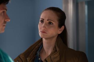 Na dobre i na złe odc. 887 po wakacjach. Krzysztof Radwan (Mateusz Damięcki), policjantka Bogna (Dagmara Bąk)