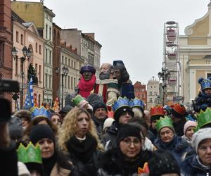 Orszak Trzech Króli 2023 w Toruniu. Efektowne figury, piękne kolory i aktywiści o dramacie uchodźców