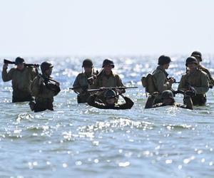 Turyści usłyszeli strzały, a czołgi wjechały na plaże. Zobaczcie zdjęcia z finałowej inscenizacji „Lądowanie na plaży”!