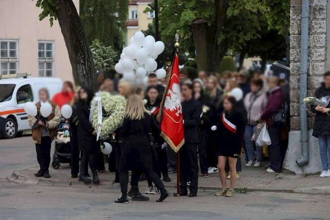 Tłumy na pogrzebie tragicznie zmarłej Mai. Kościół w Działdowie wypełniony po brzegi