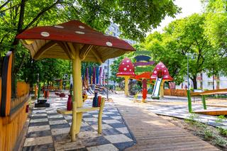 Plac zabaw inspirowany Alicją w krainie czarów