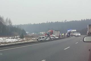 Mierzęcice: Czołowe zderzenie z ciężarówką. 3 osoby trafiły do szpitala