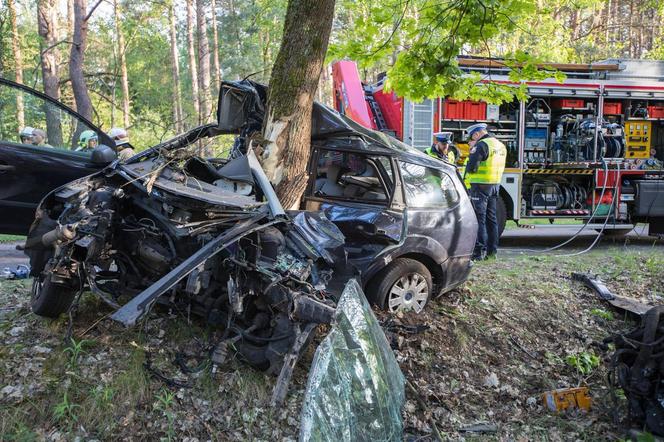 Śmiertelny wypadek pod Piłą. 20-latek z pasażerami huknęli w drzewo [ZDJĘCIA].