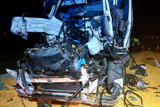 Potężne zderzenie tira i ciągnika pod Sierpcem! 36-latek zginął w roztrzaskanej kabinie [ZDJĘCIA]