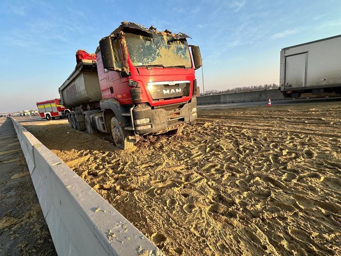 Potężny chaos na autostradzie A2. Na jezdnię i auta wysypały się tony piachu. Korek ma ponad 10 km