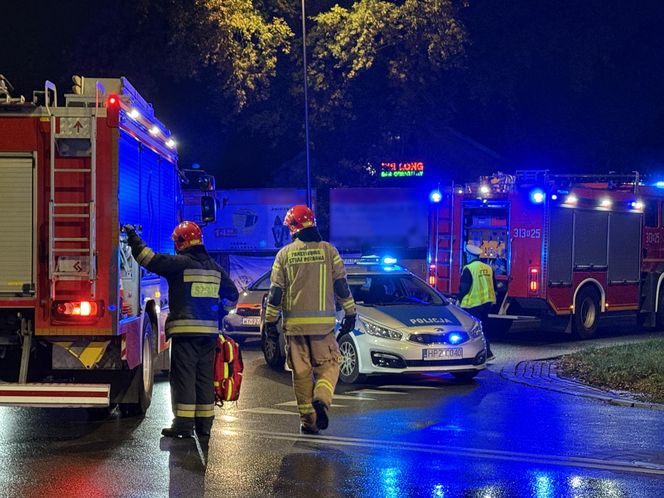 Niebezpieczny pożar w Warszawie. Trzy osoby zatrute dymem, jedna reanimowana