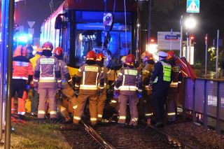 40-letnia rowerzystka wciągnięta pod pędzący tramwaj. „Liczne obrażenia ciała”
