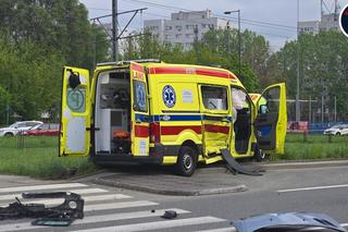 Karetka zderzyła się z osobówką. Ranna kobieta w szpitalu