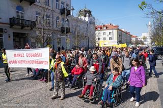 Marsz Godności Osób Niepełnosprawnych w Białymstoku. Ponad tysiąc osób przeszło ulicami miasta [GALERIA]