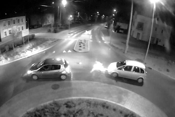 Pijany rowerzysta wleciał pod prąd na rondo w Lesznie [VIDEO]