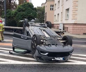 Dachowanie osobówki w Bydgoszczy! Samochód zderzył się z ciężarówką, która nie ustąpiła pierwszeństwa [GALERIA]