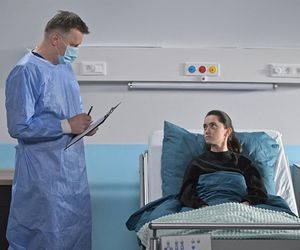 Pierwsza miłość, odcinek 4039: Angelika/Milena (Patrycja Franczak), lekarz onkolog Gorczyca (Wojciech Majchrzak)