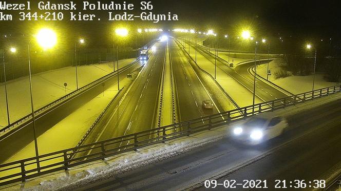 Trudne warunki na obwodnicy Trójmiasta we wtorek 9.02.2021 wieczorem, po trwających całą dobę intensywnych opadach śniegu