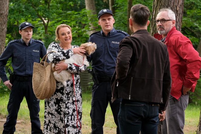 M jak miłość odc. 1823. Kamil (Marcin Bosak), Adam Werner (Jacek Kopczyński), kobieta (Joanna Jędrejek), policjant (Sebastian Figat)