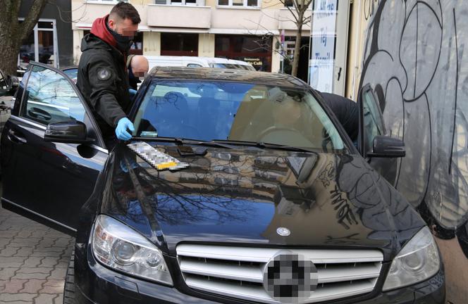 Udawali policjantów i wchodzili do agencji towarzyskich. Dwóch przebierańców w rękach policji