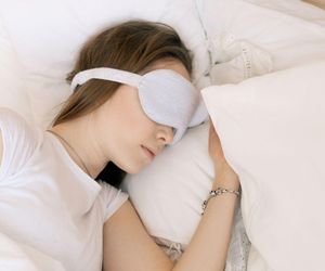 Jak zasnąć w upał? Sposoby na dobry sen w upalne letnie noce